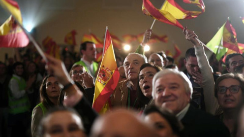 Simpatizantes de Vox celebran los resultados en las elecciones andaluzas. EFE/Rafa Alcaide Simpatizantes de Vox celebran los resultados en las elecciones andaluzas. EFE/Rafa Alcaide