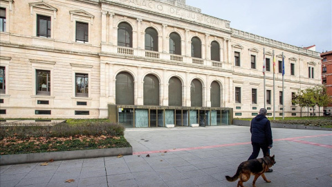 Vista de la Audiencia Provincial de Burgos, donde se juzgó a los tres exjugadores de la Arandina Club de Fútbol acusados de agredir sexualmente a una menor de 16 años. EFE/Santi Otero Vista de la Audiencia Provincial de Burgos, donde se juzgó a los tres exjugadores de la Arandina Club de Fútbol acusados de agredir sexualmente a una menor de 16 años. EFE/Santi Otero