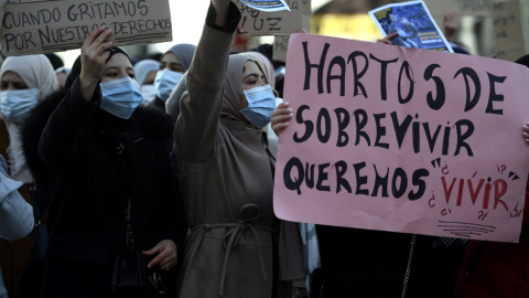 Vecinas de Cañada Real con pancartas reivindicativas durante una manifestación en la Puerta del Sol ante la sede del Gobierno madrileño.. E.P./Óscar Cañas Vecinas de Cañada Real con pancartas reivindicativas durante una manifestación en la Puerta del Sol ante la sede del Gobierno madrileño.. E.P./Óscar Cañas