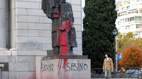 Estatua vandalizada el pasado domingo. / EFE Estatua vandalizada el pasado domingo. / EFE