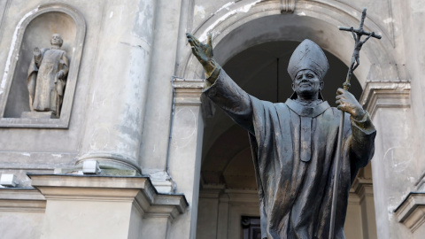 Estatua del papa Juan Pablo II en Varsovia, Polonia Estatua del papa Juan Pablo II en Varsovia, Polonia