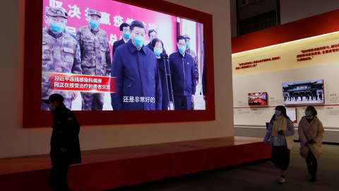 Los visitantes caminan cerca de una pantalla que muestra al presidente chino, Xi Jinping, durante una exposición sobre la lucha contra el coronavirus (COVID-19), en el Centro de Convenciones de Wuhan. REUTERS / Tingshu Wang Los visitantes caminan cerca de una pantalla que muestra al presidente chino, Xi Jinping, durante una exposición sobre la lucha contra el coronavirus (COVID-19), en el Centro de Convenciones de Wuhan. REUTERS / Tingshu Wang