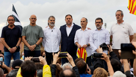 Los presos independentistas saludan a los simpatizantes que se han congregado a las puertas del centro Penitenciario de Lledoners.- EFE/Quique García Los presos independentistas saludan a los simpatizantes que se han congregado a las puertas del centro Penitenciario de Lledoners.- EFE/Quique García