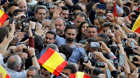 El presidente de Vox, Santiago Abascal, rodeado de sus militantes y simpatizantes, en el mitin de la campaña del 28-A celebrado en el Museo de las Ciencias de Valencia. EFE/Manuel Bruque El presidente de Vox, Santiago Abascal, rodeado de sus militantes y simpatizantes, en el mitin de la campaña del 28-A celebrado en el Museo de las Ciencias de Valencia. EFE/Manuel Bruque