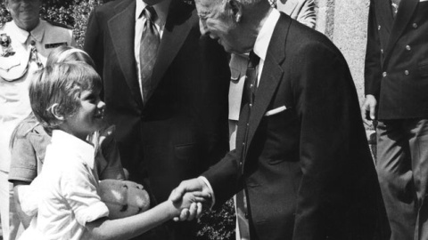 Felipe VI saludando al dictador ante la atenta mirada de su padre Juan Carlos I en el Pazo de Meirás. / EFE Felipe VI saludando al dictador ante la atenta mirada de su padre Juan Carlos I en el Pazo de Meirás. / EFE