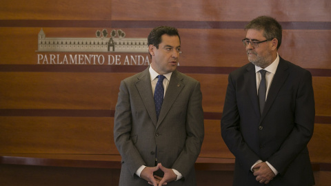 El presidente de la Junta de Andalucía, Juanma Moreno (i) durante la toma de posesión del presidente de la Cámara de Cuentas de Andalucía, Antonio López (d), en el Salón de Protocolo del Parlamento Andaluz, en octubre de 2019. E.P./María José Ló El presidente de la Junta de Andalucía, Juanma Moreno (i) durante la toma de posesión del presidente de la Cámara de Cuentas de Andalucía, Antonio López (d), en el Salón de Protocolo del Parlamento Andaluz, en octubre de 2019. E.P./María José Lóp
