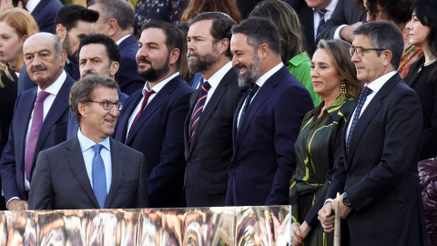 El presidente del PP, Alberto Núñez Feijóo, conversa con el líder de Vox, Santiago Abascal, durante desfile militar en el Día de la Hispanidad. -Eduardo Parra / Europa Press El presidente del PP, Alberto Núñez Feijóo, conversa con el líder de Vox, Santiago Abascal, durante desfile militar en el Día de la Hispanidad. -Eduardo Parra / Europa Press