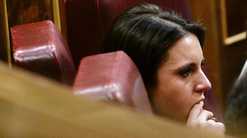Irene Montero (Podemos), afectada por unas palabras de Rafael Hernando (PP), ayer en el Congreso