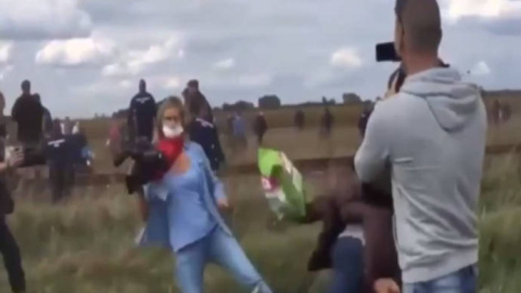 La zancadilla de una periodista a un grupo de migrantes