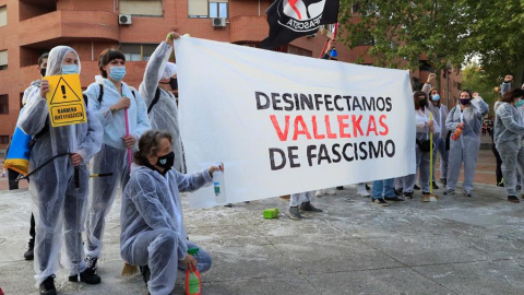 Asistentes al acto de "Desinfección antifascista" este jueves después de los disturbios registrados el miércoles en el acto de precampaña de Vox en Vallecas. EFE/Fernando Alvarado Asistentes al acto de "Desinfección antifascista" este jueves después de los disturbios registrados el miércoles en el acto de precampaña de Vox en Vallecas. EFE/Fernando Alvarado