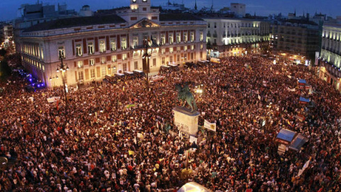 Seguidores del 15M abarrotan la céntrica Puerta del Sol de Madrid en el primer aniversario en 2012. (EFE) Seguidores del 15M abarrotan la céntrica Puerta del Sol de Madrid en el primer aniversario en 2012. (EFE)