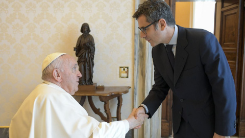 El ministro de la Presidencia, saluda al Papa Francisco, en su visita al Vaticano el pasado junio. Foto: Pool Moncloa y Pool Vaticano El ministro de la Presidencia, saluda al Papa Francisco, en su visita al Vaticano el pasado junio. Foto: Pool Moncloa y Pool Vaticano