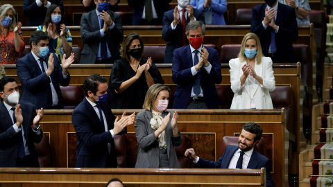El líder del Partido Popular, Pablo Casado (d) recibe el aplauso de la bancada popular tras su intervención este miércoles en el pleno del Congreso.- EFEcASAD El líder del Partido Popular, Pablo Casado (d) recibe el aplauso de la bancada popular tras su intervención este miércoles en el pleno del Congreso.- EFEcASAD