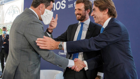 El líder del PP, Pablo Casado, y quien fuese su mentor, el ex presidente José María Aznar (d), saludan al presidente de la Junta de Andalucía, Juanma Moreno (i), a su llegada a la convención nacional del partido que tiene lugar hoy en Sevilla. EFE/J El líder del PP, Pablo Casado, y quien fuese su mentor, el ex presidente José María Aznar (d), saludan al presidente de la Junta de Andalucía, Juanma Moreno (i), a su llegada a la convención nacional del partido que tiene lugar hoy en Sevilla. EFE/J