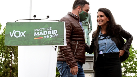 La candidata de Vox a la presidencia de la Comunidad de Madrid, Rocío Monasterio (d), y el presidente del partido, Santiago Abascal, durante el acto de campaña celebrado este martes en el Parque Duque de Ahumada de Valdemoro, en Madrid. EFE/Víctor Ler La candidata de Vox a la presidencia de la Comunidad de Madrid, Rocío Monasterio (d), y el presidente del partido, Santiago Abascal, durante el acto de campaña celebrado este martes en el Parque Duque de Ahumada de Valdemoro, en Madrid. EFE/Víctor Lere