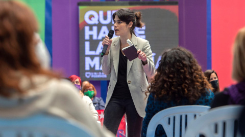 La número dos de Unidas Podemos para las elecciones a la Asamblea de Madrid, Isa Serra, interviene durante un acto del partido en el Polideportivo municipal Cerro Buenavista de Getafe, Madrid, este martes.- EFE La número dos de Unidas Podemos para las elecciones a la Asamblea de Madrid, Isa Serra, interviene durante un acto del partido en el Polideportivo municipal Cerro Buenavista de Getafe, Madrid, este martes.- EFE