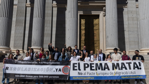 Varias personas se concentran frente al Congreso en defensa de la ILP RegularizaciónYa mientras se debate la iniciativa en el Congreso, a 9 de abril de 2024, en Madrid (España).Eduardo Parra / Europa Press Varias personas se concentran frente al Congreso en defensa de la ILP RegularizaciónYa mientras se debate la iniciativa en el Congreso, a 9 de abril de 2024, en Madrid (España).Eduardo Parra / Europa Press