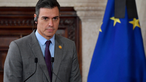Pedro Sánchez, en una rueda de prensa después de reunirse con Mario Draghi, Antonio Costa y Kyriakos Mitsotakis.- EFE/EPA/ETTORE FERRARI Pedro Sánchez, en una rueda de prensa después de reunirse con Mario Draghi, Antonio Costa y Kyriakos Mitsotakis.- EFE/EPA/ETTORE FERRARI