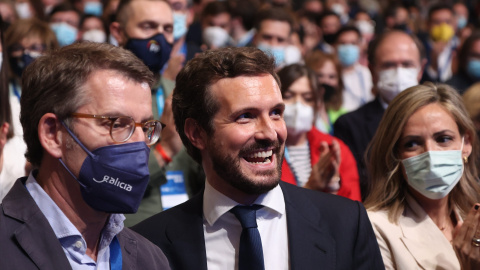 El expresidente del PP, Pablo Casado (c), Alberto Núñez Feijóo (i),en el XX Congreso extraordinario del PP, a 1 de abril de 2022, en Sevilla, Andalucía (España). EUROPA PRESS El expresidente del PP, Pablo Casado (c), Alberto Núñez Feijóo (i),en el XX Congreso extraordinario del PP, a 1 de abril de 2022, en Sevilla, Andalucía (España). EUROPA PRESS