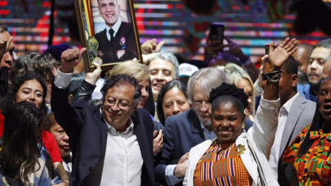 Gustavo Petro celebra junto a la vicepresidenta electa, Francia Márquez, la victoria en las elecciones de Colombia. EFE/ Mauricio Dueñas Castaneda Gustavo Petro celebra junto a la vicepresidenta electa, Francia Márquez, la victoria en las elecciones de Colombia. EFE/ Mauricio Dueñas Castaneda
