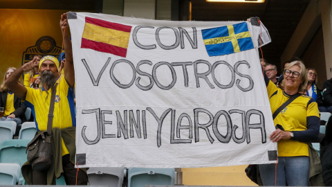 Aficionados muestran una pancarta de apoyo a Jennifer Hermoso y a la selección este viernes, previo al partido de la Liga de las Naciones, entre Suecia y España, en Gotemburgo. EFE/ Juan Carlos Cárdenas Aficionados muestran una pancarta de apoyo a Jennifer Hermoso y a la selección este viernes, previo al partido de la Liga de las Naciones, entre Suecia y España, en Gotemburgo. EFE/ Juan Carlos Cárdenas