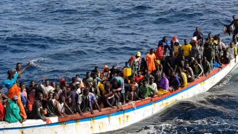 Imagen del rescate de un naufragio de migrantes. EFE Imagen del rescate de un naufragio de migrantes. EFE