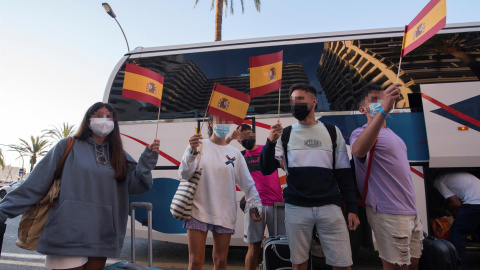 Estudiantes, que se encontraban en cuarentena por el macrobrote de covid-19, abandonan hotel Bellver de Palma de Mallorca en dirección al puerto y al aeropuerto de la capital balear para abandonar la isla, algunos de ellos rumbo a Valencia. EFE/ATIENZA Estudiantes, que se encontraban en cuarentena por el macrobrote de covid-19, abandonan hotel Bellver de Palma de Mallorca en dirección al puerto y al aeropuerto de la capital balear para abandonar la isla, algunos de ellos rumbo a Valencia. EFE/ATIENZA