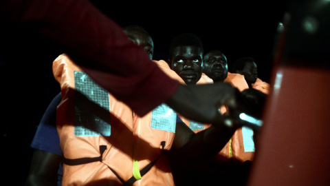 Migrants are rescued by staff members of the MV Aquarius, a search and rescue ship run in partnership between SOS Mediterranee and Medecins Sans Frontieres in the central Mediterranean Sea, June 9, 2018. Picture taken June 9, 2018. Karpov/handout via REUT Migrants are rescued by staff members of the MV Aquarius, a search and rescue ship run in partnership between SOS Mediterranee and Medecins Sans Frontieres in the central Mediterranean Sea, June 9, 2018 - Karpov/handout via Reuters.