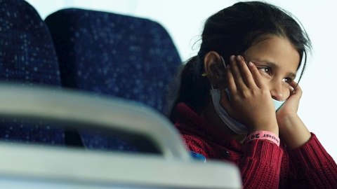 Una niña afgana, integrante de un grupo de ciudadanos evacuados de Kabul, permanece en un autobús tras su llegada al aeropuerto internacional Washington Dulles. EFE/ Will Oliver Una niña afgana, integrante de un grupo de ciudadanos evacuados de Kabul, permanece en un autobús tras su llegada al aeropuerto internacional Washington Dulles. EFE/ Will Oliver