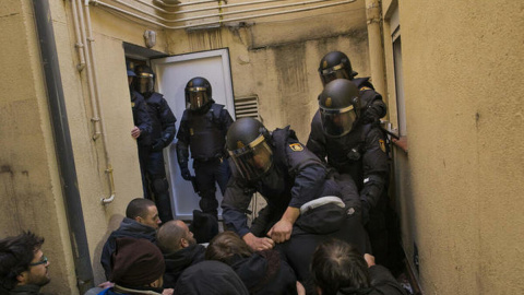 Agentes de Antidisturbios intentan romper una barrera de activistas que pretende frenar un desahucio EFE Agentes de Antidisturbios intentan romper una barrera de activistas que pretende frenar un desahucio EFE