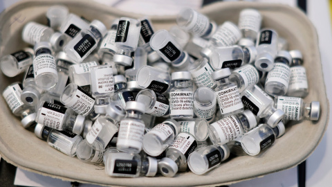 Viales vacíos de la vacuna de Pfizer-BioNTech contra la covid-19, en una bandeja en un centro de vacunación en Niza (Francia). REUTERS/Eric Gaillard Viales vacíos de la vacuna de Pfizer-BioNTech contra la covid-19, en una bandeja en un centro de vacunación en Niza (Francia). REUTERS/Eric Gaillard