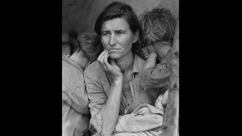 Captura de pantalla 2018 'Madre migrante', foto de Dorothea Lange que muestra a Florence Owens Thompson, cosechadora de 32 años y madre de siete hijos, durante la Gran Depresión en EEUU (1936).