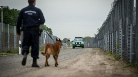 Un agente húngaro patrulla en la frontera. Foto: Gergely Botár / Gobierno de Hungría Un agente húngaro patrulla en la frontera. Foto: Gergely Botár / Gobierno de Hungría