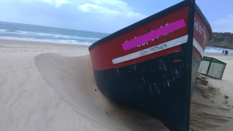 Barca varada en una playa de Bolonia (Cádiz). Foto: Pilar Lucía López. Barca varada en una playa de Bolonia (Cádiz). Foto: Pilar Lucía López.