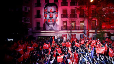 los-militantes-del-psoe-recuerdan-a-sanchez-con-rivera-no-
