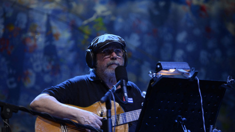 El cantautor cubano Silvio Rodríguez durante una actuación en la inauguración de la Cumbre de los Pueblos que se realizará en paralelo a la VII Cumbre de las Américas, en la Ciudad de Panamá el 9 de abril de 2015.- AFP El cantautor cubano Silvio Rodríguez durante una actuación en la inauguración de la Cumbre de los Pueblos que se realizará en paralelo a la VII Cumbre de las Américas, en la Ciudad de Panamá el 9 de abril de 2015.- AFP