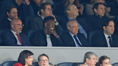 Vinicius y Florentino Pérez en el Palco del Real Madrid. Imagen de la cuenta del Real Madrid en X. Vinicius y Florentino Pérez en el Palco del Real Madrid. Imagen de la cuenta del Real Madrid en X.