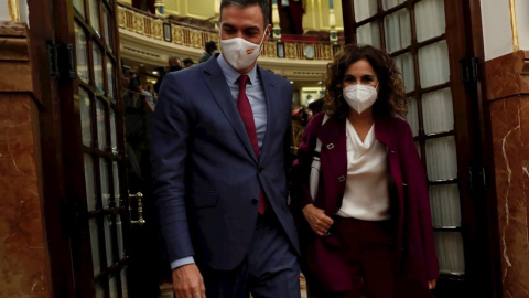 Pedro Sánchez y María Jesús Montero abandonan el hemiciclo tras rechazarse las enmiendas a la totalidad de los Presupuestos. - Mariscal / EFE Pedro Sánchez y María Jesús Montero abandonan el hemiciclo tras rechazarse las enmiendas a la totalidad de los Presupuestos. - Mariscal / EFE
