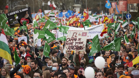 Miles de personas participan en la manifestación en defensa del mundo rural el pasado domingo 20 de marzo en Madrid. EFE/Luca Piergiovanni Miles de personas participan en la manifestación en defensa del mundo rural el pasado domingo 20 de marzo en Madrid. EFE/Luca Piergiovanni