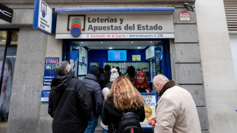 Varias personas hacen cola en la Administración de Loterías 'El jorobado de la suerte' cuando quedan menos de tres semanas para el Sorteo Extraordinario de la Lotería de Navidad, a 7 de diciembre de 2021, en Madrid (España).- EUROPA PRESS Varias personas hacen cola en la Administración de Loterías 'El jorobado de la suerte' cuando quedan menos de tres semanas para el Sorteo Extraordinario de la Lotería de Navidad, a 7 de diciembre de 2021, en Madrid (España).- EUROPA PRESS
