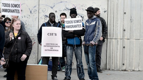 Manifestación por el cierre de los CIE en 2013 / @Adolfo Lujan (CC BY-NC-ND 2.0) Manifestación por el cierre de los CIE en 2013 / @Adolfo Lujan (CC BY-NC-ND 2.0)