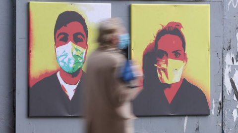 4 de abril de 2020, Irlanda, Dublín: una persona pasa junto a un arte callejero de graffiti creado por el colectivo SUBSET, que muestra la imagen de los trabajadores de la salud con máscaras quirúrgicas. Niall Carson / PA Wire / Europa Press 4 de abril de 2020, Irlanda, Dublín: una persona pasa junto a un arte callejero de graffiti creado por el colectivo SUBSET, que muestra la imagen de los trabajadores de la salud con máscaras quirúrgicas. Niall Carson / PA Wire / Europa Press