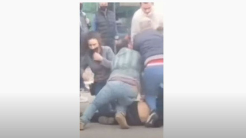 Un grupo de personas retiene a otra que presuntamente había hurtado una caja de gambas en un supermercado.- VIDEO DIFUNDIDO EN REDES SOCIALES Un grupo de personas retiene a otra que presuntamente había hurtado una caja de gambas en un supermercado.- VIDEO DIFUNDIDO EN REDES SOCIALES