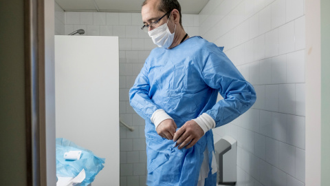 Un enfermero se viste en el Hospital Universitario Vall d'Hebron, Autoría: Ariadna Creus y Àngel García (CC BY-NC-ND 2.0) Un enfermero se viste en el Hospital Universitario Vall d'Hebron, Autoría: Ariadna Creus y Àngel García (CC BY-NC-ND 2.0)