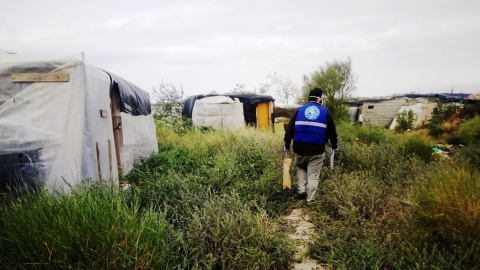 Voluntarios de la Asociación Asnuci junto con otros voluntarios residentes abastecen de agua potable en los asentamientos chabolistas de Lepe. Foto: Asnuci Voluntarios de la Asociación Asnuci junto con otros voluntarios residentes abastecen de agua potable en los asentamientos chabolistas de Lepe. Foto: Asnuci.