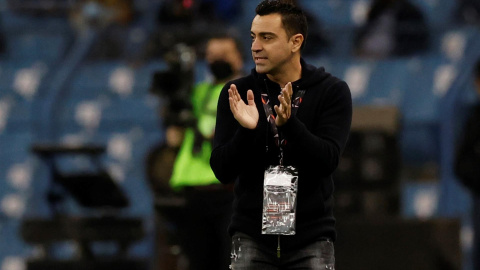 El entrenador del FC Barcelona, Xavi Hernández, durante el encuentro correspondiente a la semifinal de la Supercopa de España que han disputado hoy miércoles frente al Real Madrid en el estadio Ray Fahd de Riad. EFE/Julio Muñoz El entrenador del FC Barcelona, Xavi Hernández, durante el encuentro correspondiente a la semifinal de la Supercopa de España que han disputado hoy miércoles frente al Real Madrid en el estadio Ray Fahd de Riad. EFE/Julio Muñoz