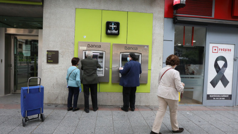 Personas mayores sacan dinero en un cajero de Bankia durante el inicio de la semana octava del estado de alarma decretada por la crisis del coronavirus, en Madrid (España), a 4 de mayo de 2020.- EUROPA PRESS Personas mayores sacan dinero en un cajero de Bankia durante el inicio de la semana octava del estado de alarma decretada por la crisis del coronavirus, en Madrid (España), a 4 de mayo de 2020.- EUROPA PRESS