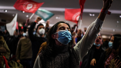 Simpatizantes del Partido Socialista de Portugal aplauden tras el anuncio de las primeras encuestas a pie de urna en la noche de las elecciones el 30 de enero de 2022.- AFP Simpatizantes del Partido Socialista de Portugal aplauden tras el anuncio de las primeras encuestas a pie de urna en la noche de las elecciones el 30 de enero de 2022.- AFP