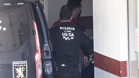 La policía traslada a uno de los ganaderos que asaltaron ayer el pleno del ayuntamiento de Lorca.MARCIAL GUILLÉN (EFE) La policía traslada a uno de los ganaderos que asaltaron ayer el pleno del ayuntamiento de Lorca.MARCIAL GUILLÉN (EFE)