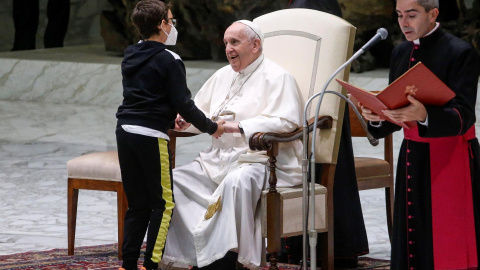 El Papa Francisco recibe a un niño durante su audiencia general de los miércoles en el Aula Pablo VI en la Ciudad del Vaticano.- EFE El Papa Francisco recibe a un niño durante su audiencia general de los miércoles en el Aula Pablo VI en la Ciudad del Vaticano.- EFE